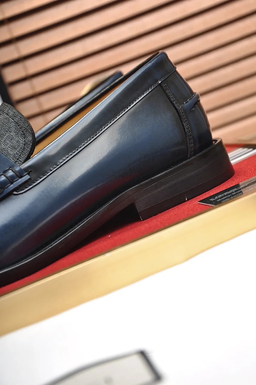 Men's shoes💰560💶Italy's top luxury men's shoe giant (GUCCI) (Gucci) (full cowhide lining) new arrival🍃Original European style🔰 Pleasant to the eye😍In order to make the shoes more durable and non-deformable🌀The production continues to follow traditional methods but there is still no lack of innovation💪Choose original sheepskin for the leather♻️ Smooth and natural And extra bright ⭐Made of imported cowhide, the first choice of rich people 38-45 (45 customized)